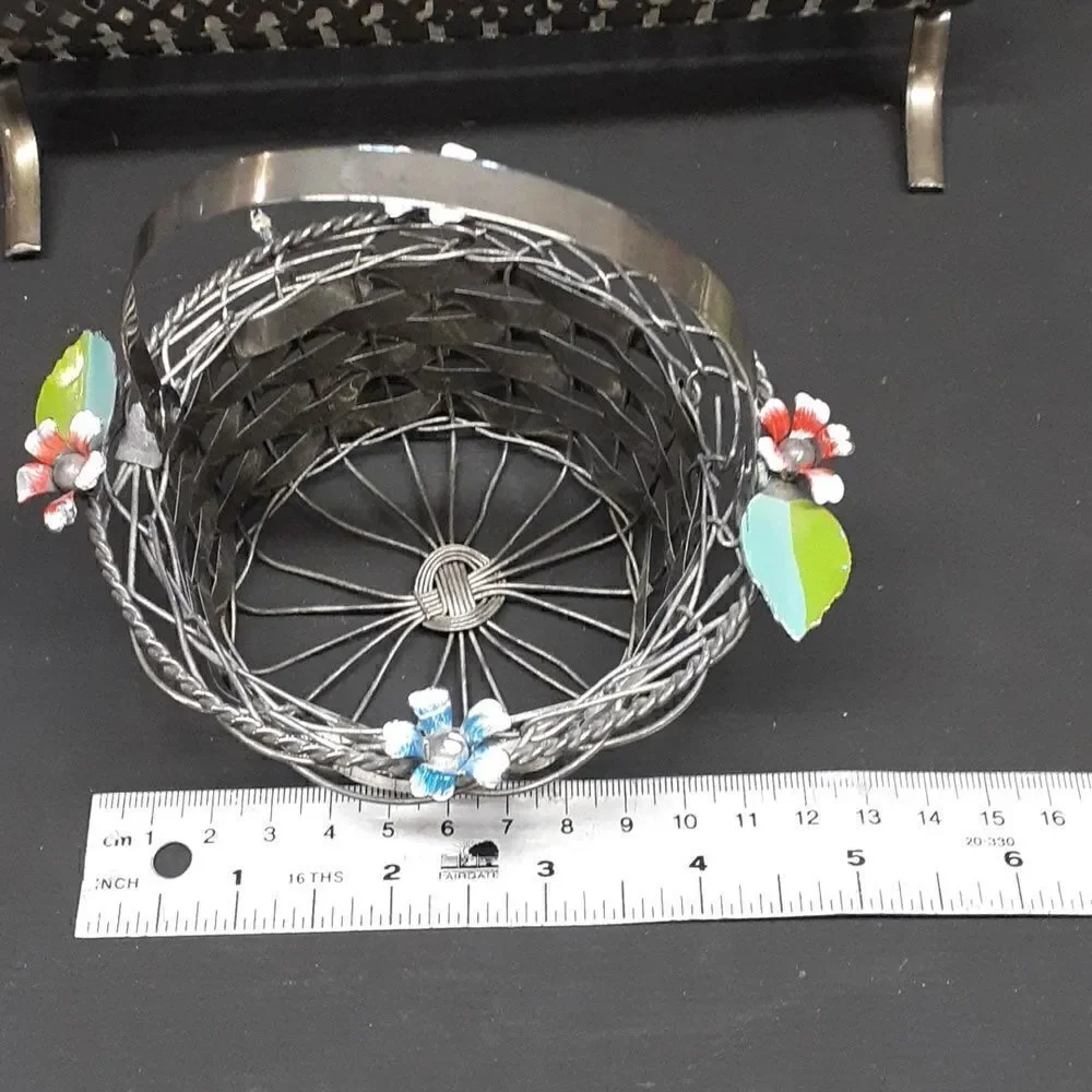 6 pc metal basket, silver plate biscuit tray, 2 silver wire bread basket…‎